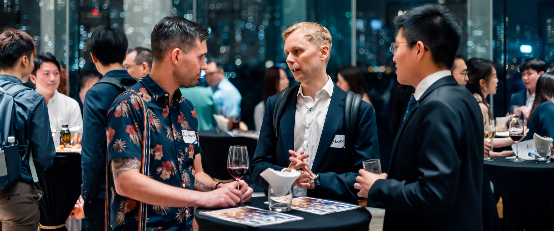 Alumni socialising at an alumni reception held in Hong Kong.